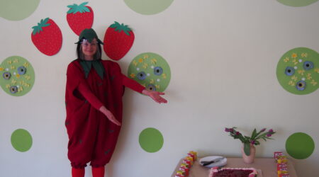 Lasteaia maskott Maasikas (kostüümi sisse oli seekord pugenud õpetaja abi Valentina). Foto Annika Kreitsman.