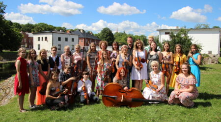 Põltsamaa muusikakooli kammerorkester Roosisaarel esinemas. Foto Raimo Metsamärt.