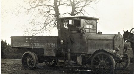 Põltsamaa vanadel fotodel: ETK Põltsamaa Tehased veoauto 1920. aastate alguses. Teadmata fotograaf. Foto erakogust.
