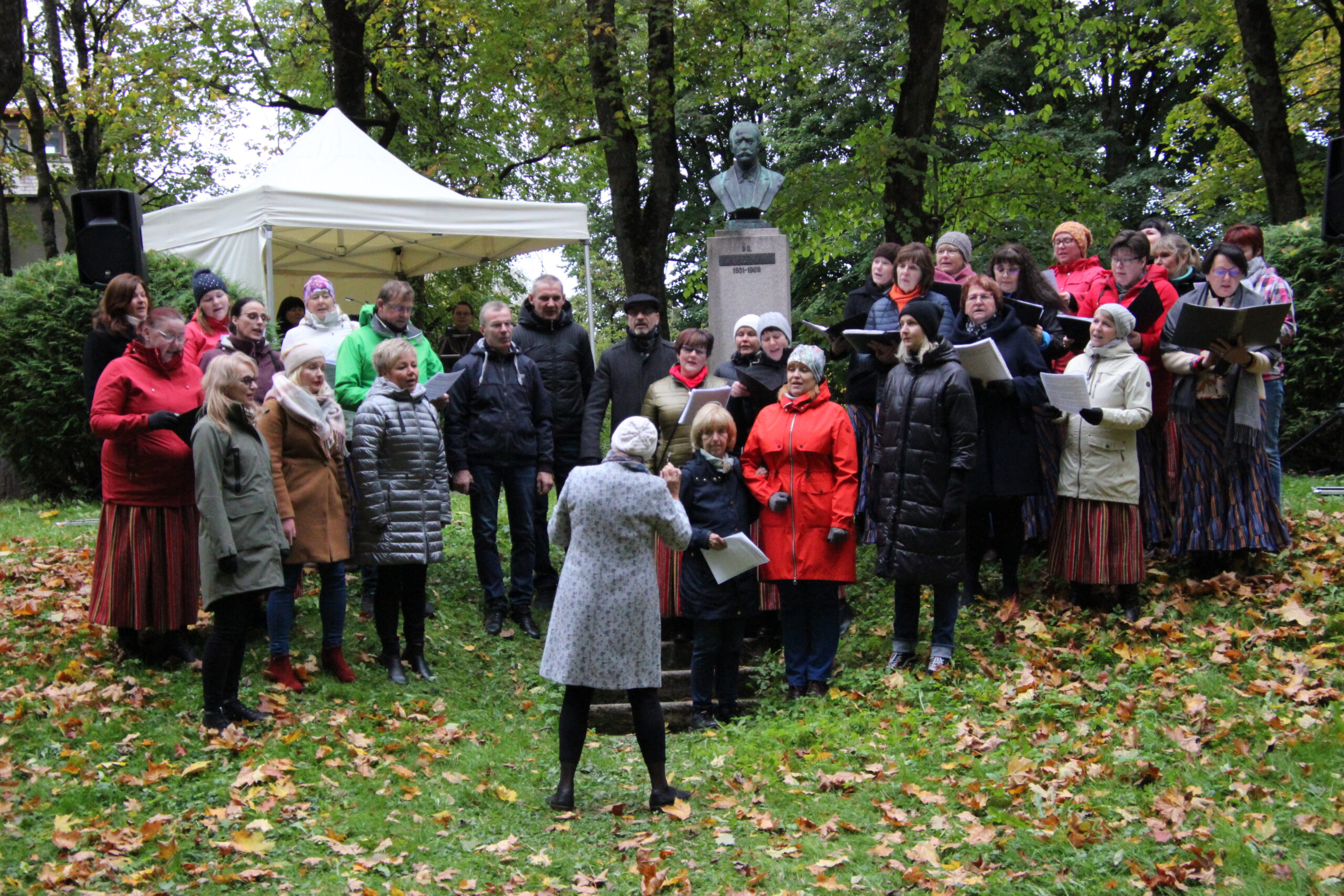 Reet Sesteri juhatusel kõlasid lauluisa auks koorilaulud. Foto Raimo Metsamärt.