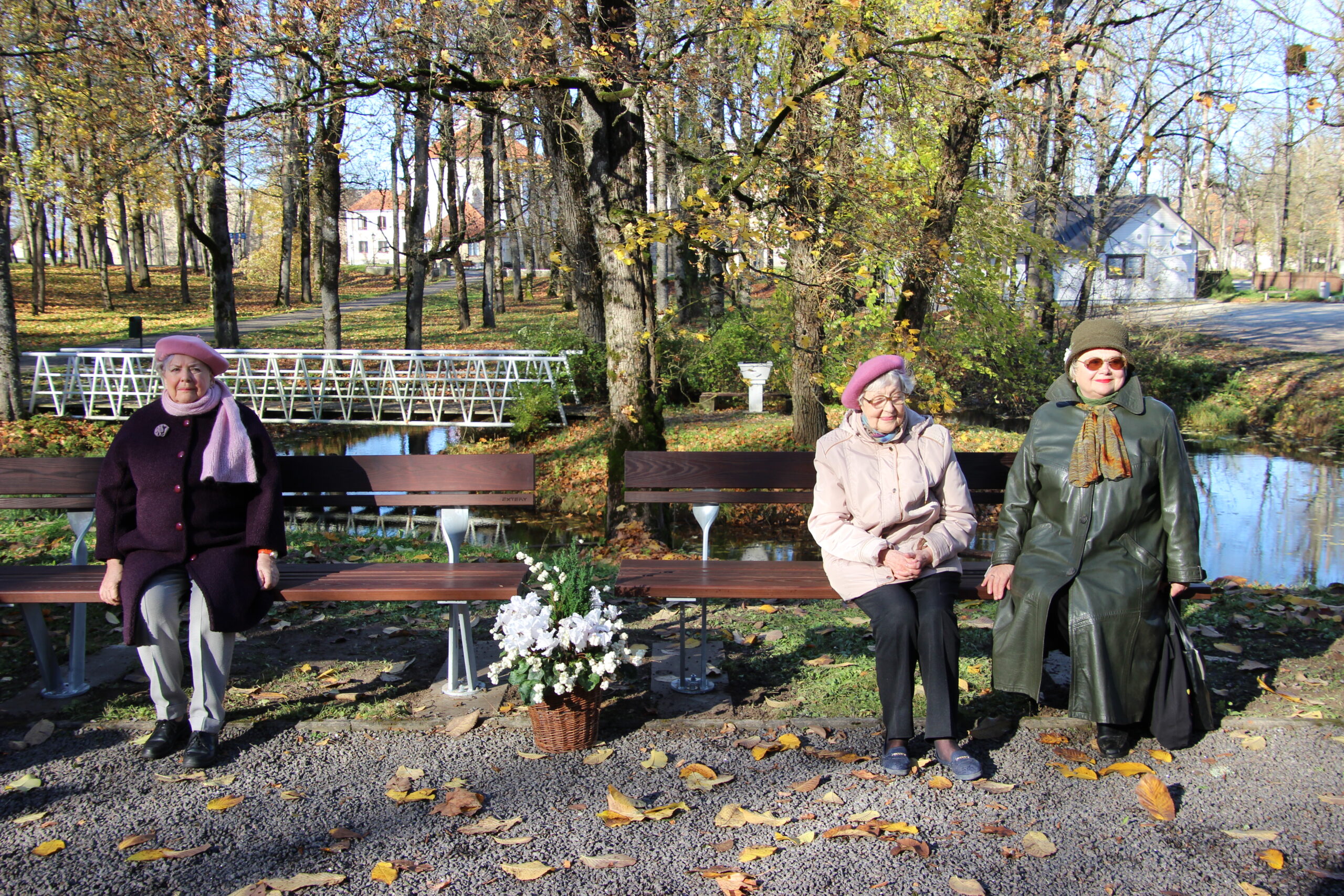 Mälestuspinkide avamisel osalesid ka Voldemar Lemmiku tütar Mai (vasakul) ja Lembit Vingi abikaasa Valve koos kasutütrega. Foto Raimo Metsamärt.