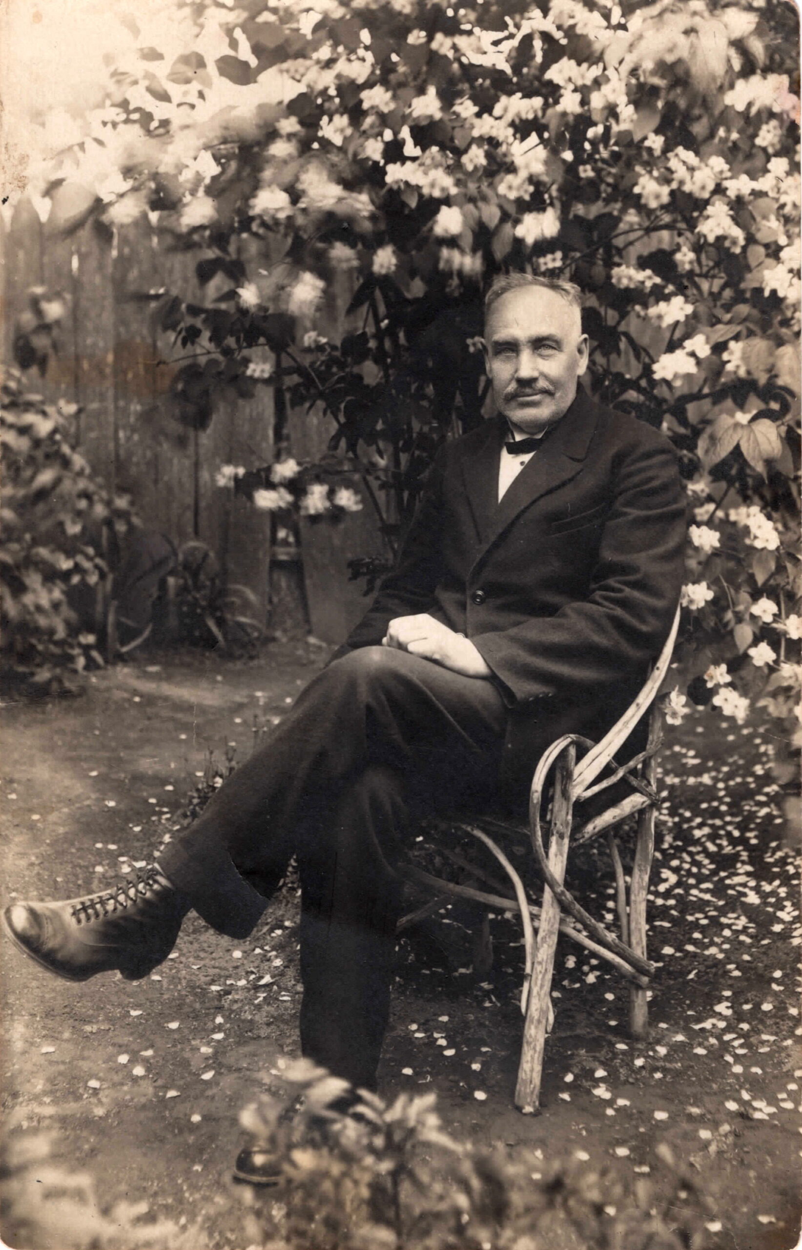 Reinhold Kamsen (24.10.1871–16.05.1952) oma Põltsamaa kodu aias 1931. aastal. Foto erakogu.