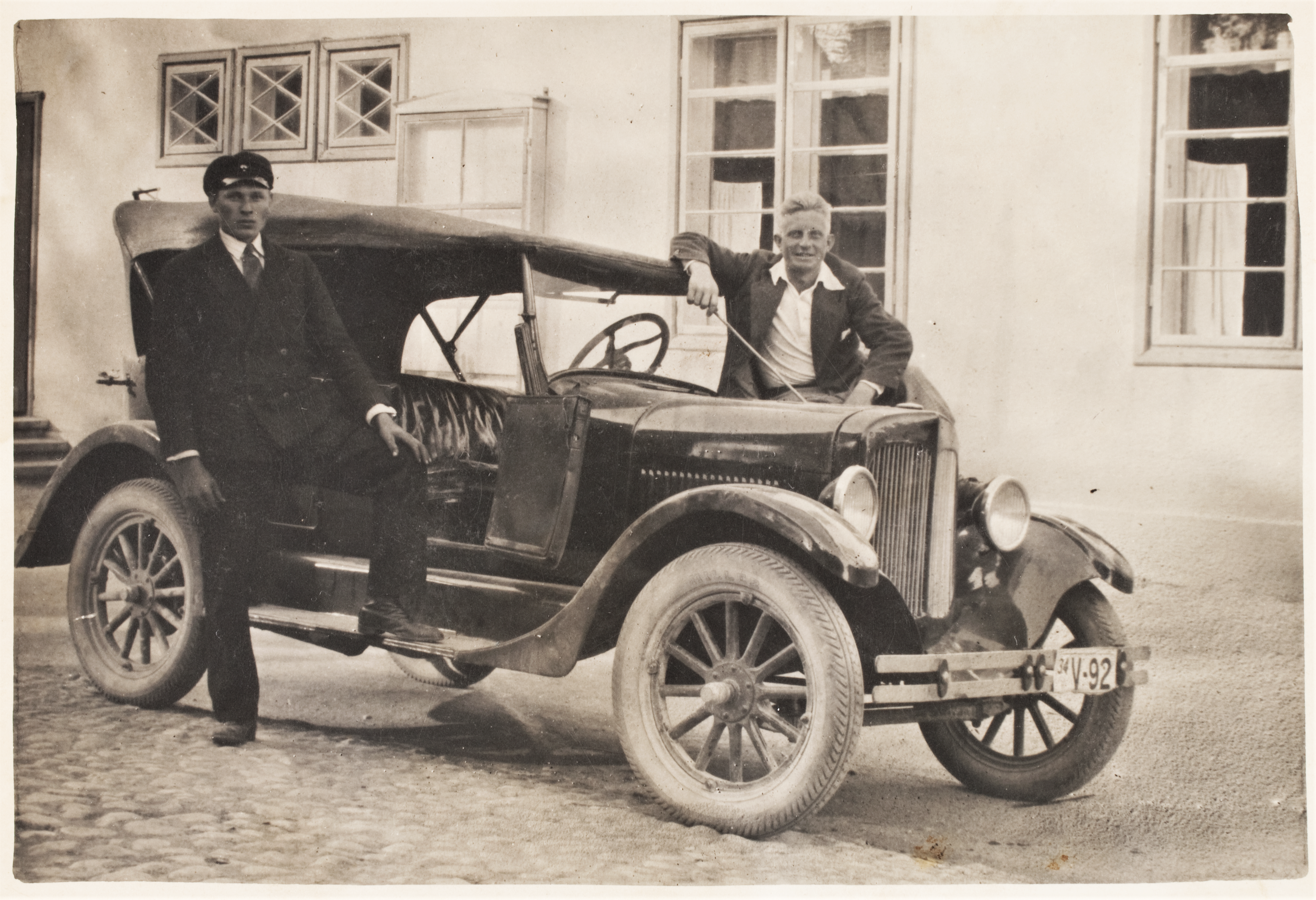 Põltsamaa vanadel fotodel: Automobiil põllumeeste seltsi maja ees Veski tänaval, 1934. aastal. Foto Eesti Rahva Muuseumist. Fotograaf teadmata