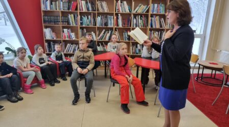 Kell 12 kuulasid PÜGi 2.b klassi lapsed raamatukoguhoidja Viivi Telli esituses katkendit valitud lasteraamatust (Piret Raua raamatust „Tobias ja teine B“) ja avati Nukitsa-konkursi hääletus. Foto Sandra Adamson.