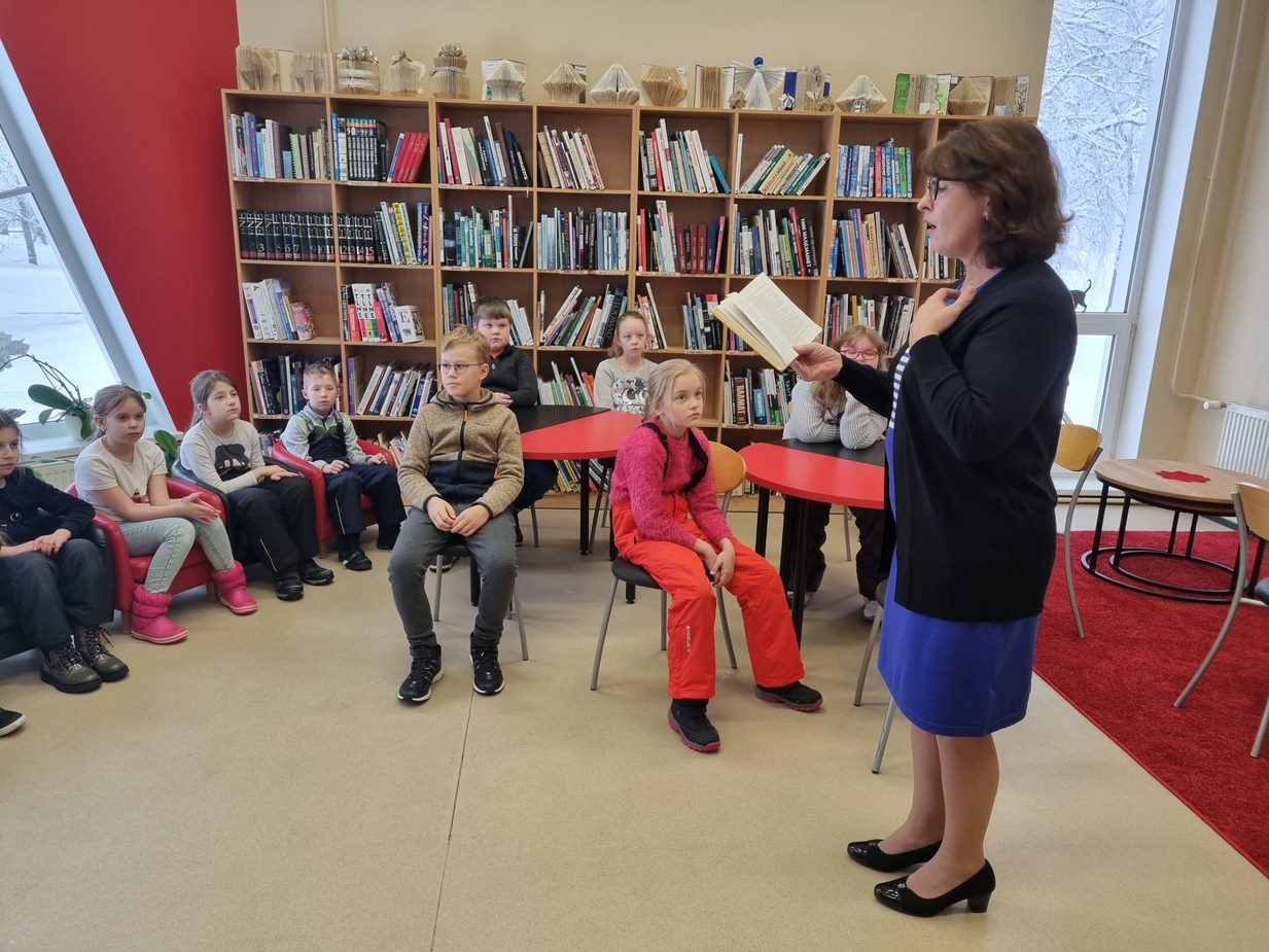 Kell 12 kuulasid PÜGi 2.b klassi lapsed raamatukoguhoidja Viivi Telli esituses katkendit valitud lasteraamatust (Piret Raua raamatust „Tobias ja teine B“) ja avati Nukitsa-konkursi hääletus. Foto Sandra Adamson.