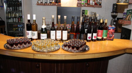Veinide valikule lisaks toodeti ka glögi, alkoholivaba glögi jääb tootmisse ka edaspidi. Foto Raimo Metsamärt.