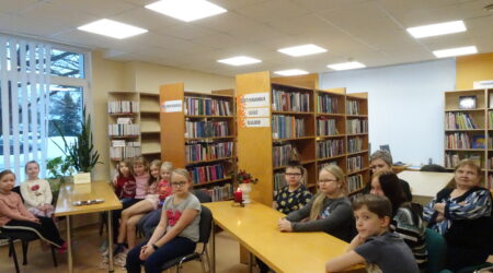 Aidu raamatukogus luges raamatukoguhoidja Marje Pagi lastele ette eelmisel aastal populaarsemaks osutunud lasteraamatut „Tobias ja teine b“.