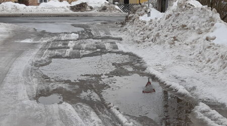 Talvised tingimused on rasked. Ettevaatlik tasub olla nii tänavatel kui kõnniteedel. Foto Raimo Metsamärt.