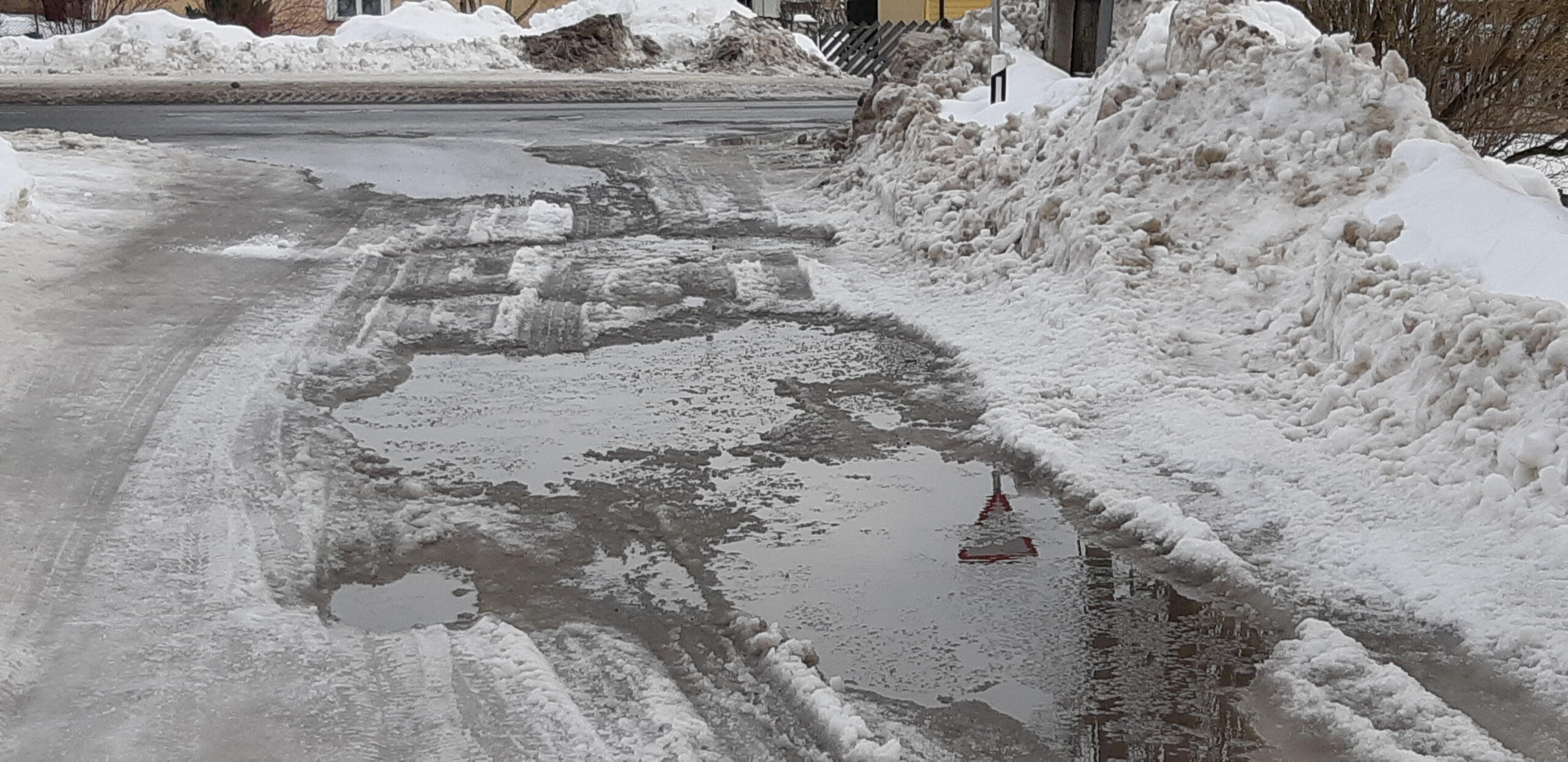 Talvised tingimused on rasked. Ettevaatlik tasub olla nii tänavatel kui kõnniteedel. Foto Raimo Metsamärt.
