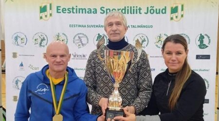 Jõgevamaa Spordiliit Kalju president Tiit Lääne võidukarikaga.