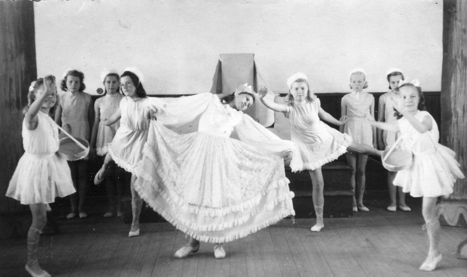 Balletietendus „Lumekuninganna lossis”. Aasta on 1948, Maret on siin 12-aastane.
