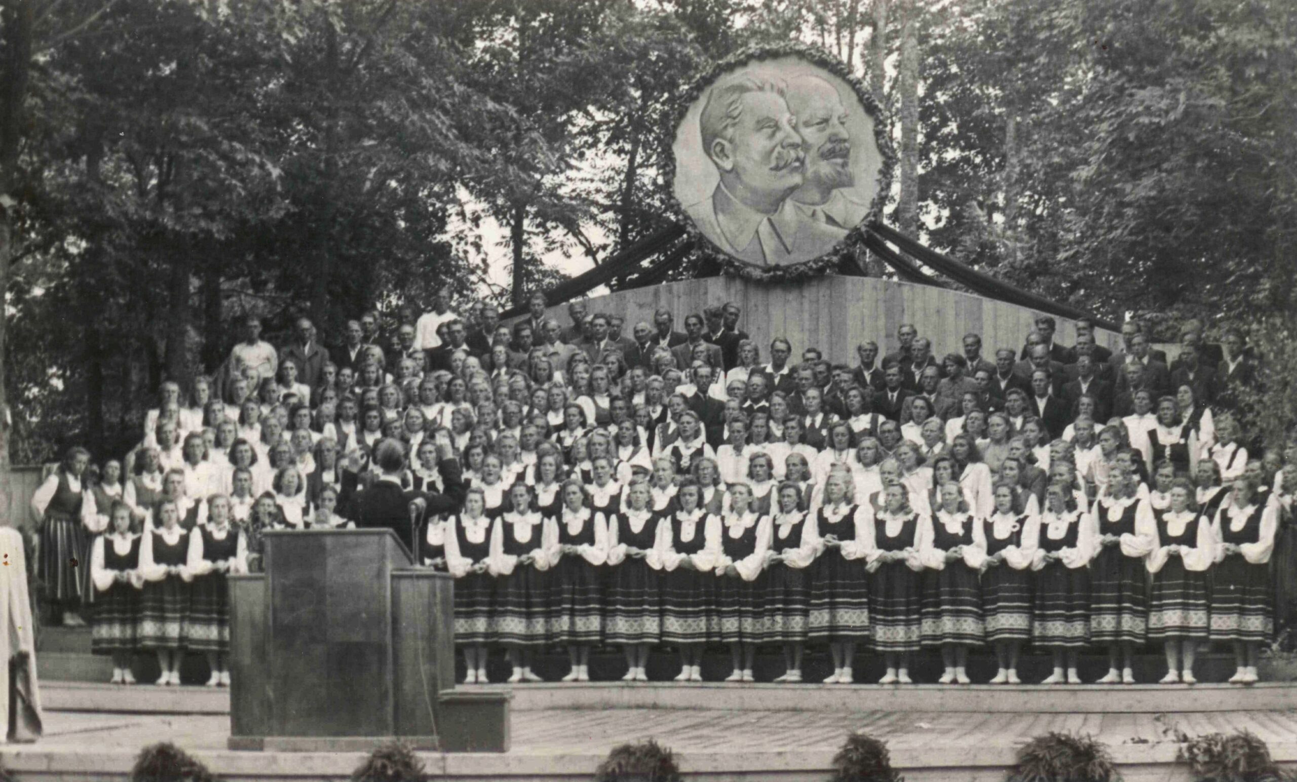 Põltsamaa vanadel fotodel: Laulupäev Põltsamaa linnapargis 1951. või 1952. aastal. Fotograaf teadmata, foto erakogust.
