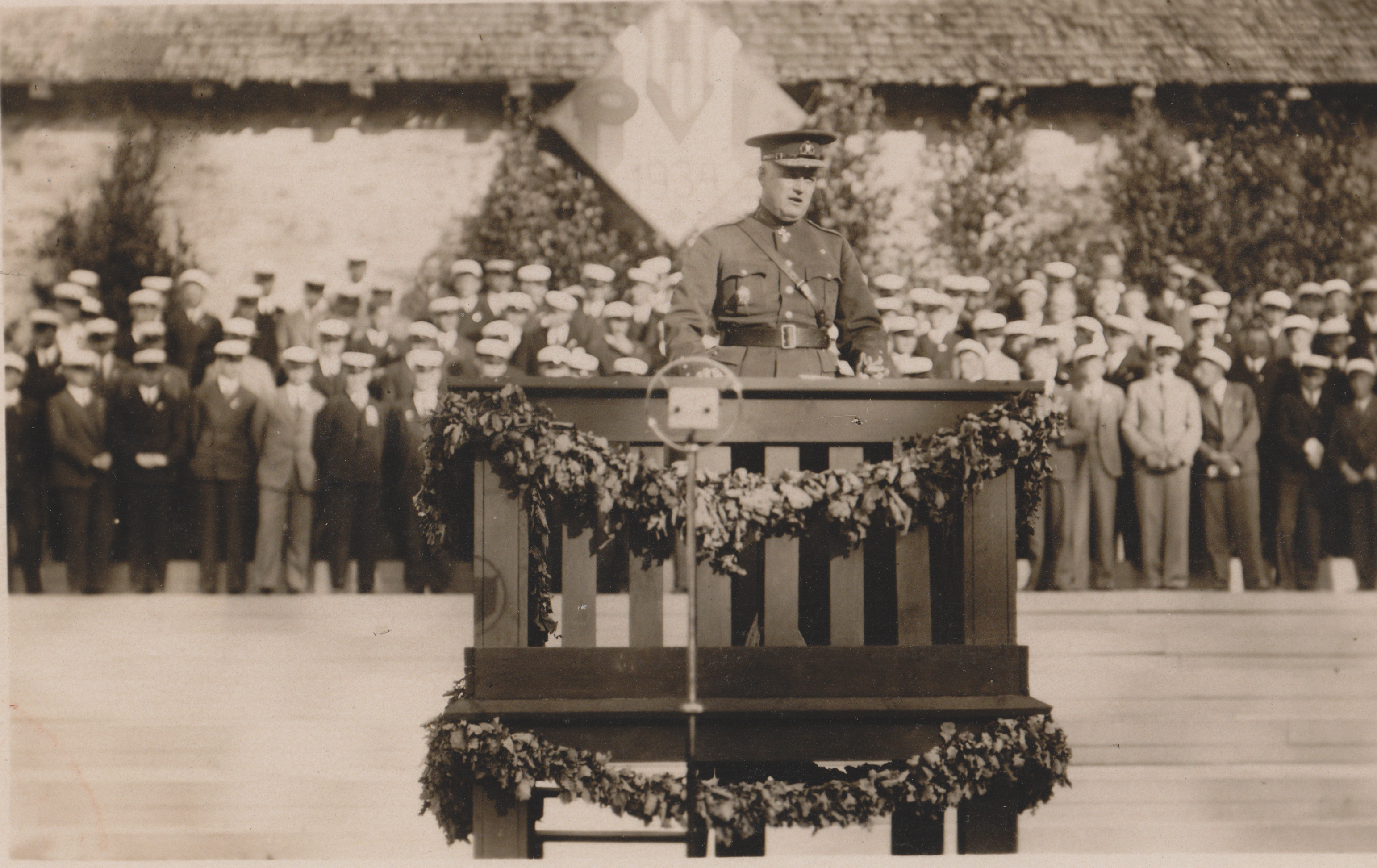 Põltsamaa vanadel fotodel: Kõnepuldis kaitsevägede ülemjuhataja kindral J. Laidoner Põhja-Viljandimaa laulupeol Põltsamaal 1934. aastal.
