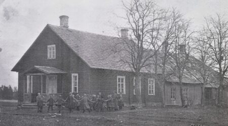 Põltsamaa vanadel fotodel: Tapiku kooli Tamsi koolimaja 1920. aastate esimesel poolel. Fotograaf J. Krass. Foto Tapiku Külade Seltsist.
