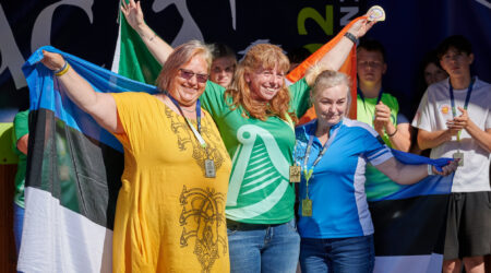 Jahivibu naiste võidukas kolmik – keskel maailmameister Lynn Ellingworth, teisel kohal Katrin Põdra ja kolmas Aire Lauren. Foto Priidu Paomets.