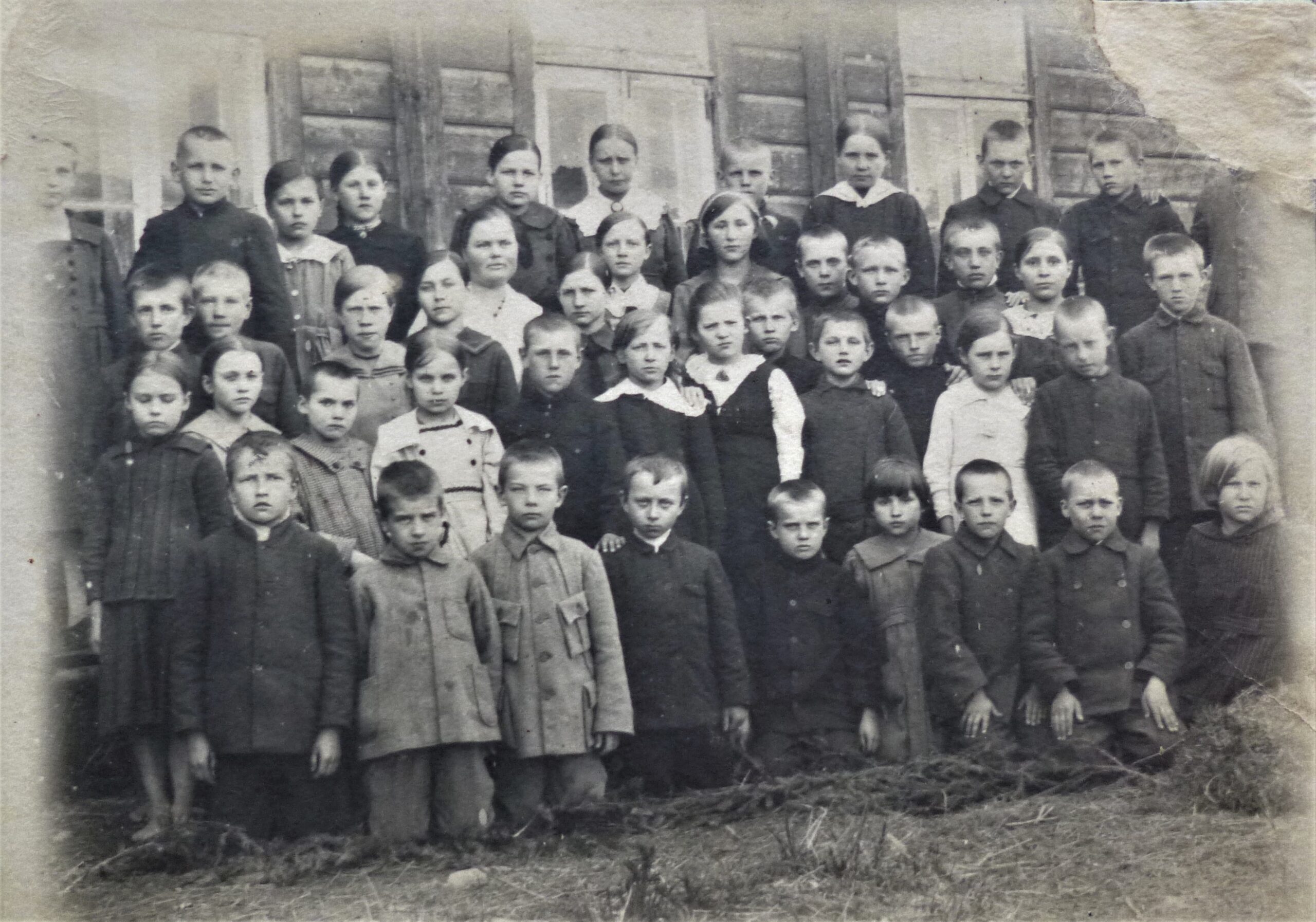 Põltsamaa vanadel fotodel: 100 aastat tagasi tehtud ülesvõte Umbusi kooli õpilaste ja õpetajaga. Foto Eesti Rahva Muuseumist.