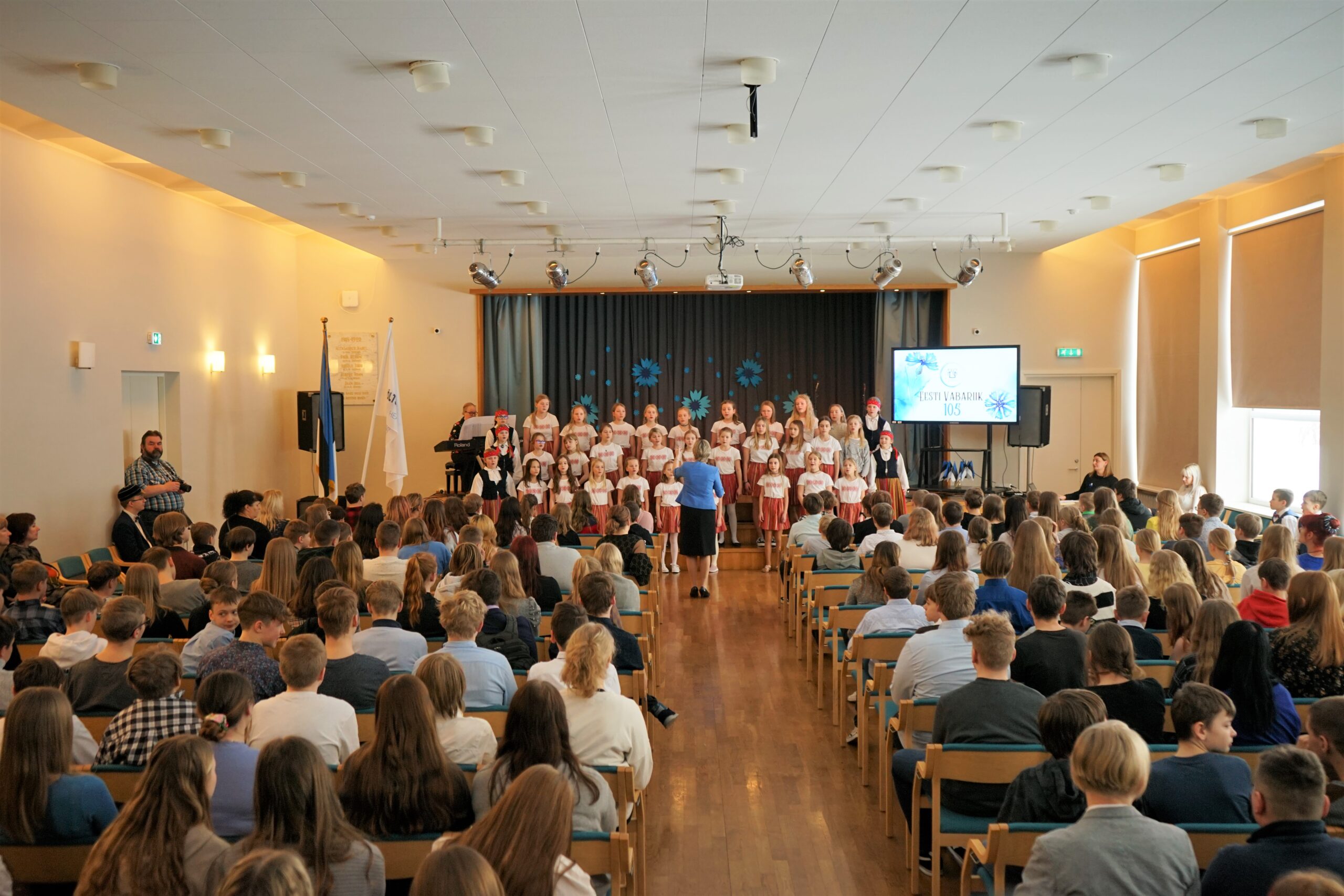 Akutsel kõlasid õpilaste esituses kaunid eestikeelsed laulud. Foto Iris Pook.