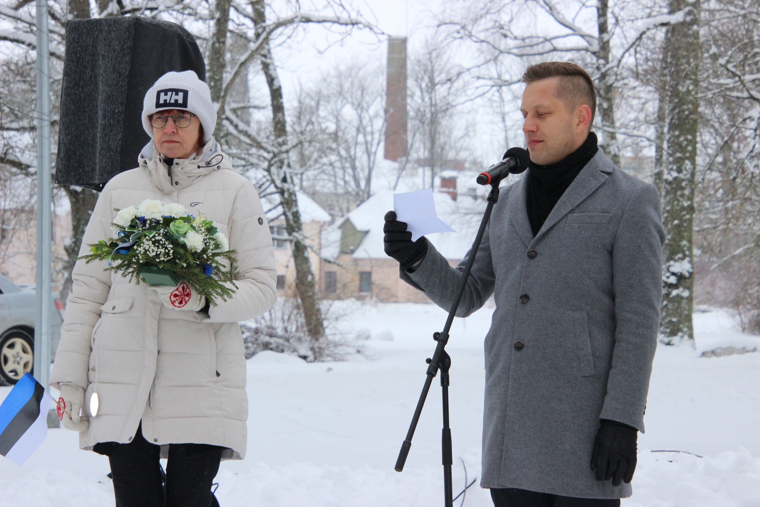 Reet Alev ja Karro Külanurm asetasid lillekimbu Vabadussamba jalamile. Foto Raimo Metsamärt.