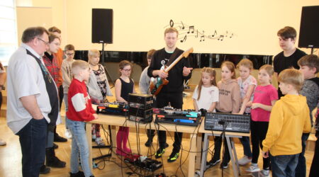 Argo Vals tutvustas lastele erinevaid tehnilisi võimalusi. Foto Raimo Metsamärt.