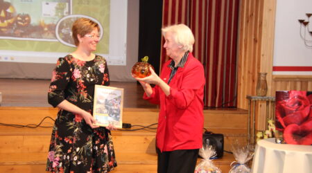 Hiie Nugis võttis auhinna vastu Avinurme küla esindajalt. Foto Raimo Metsamärt.