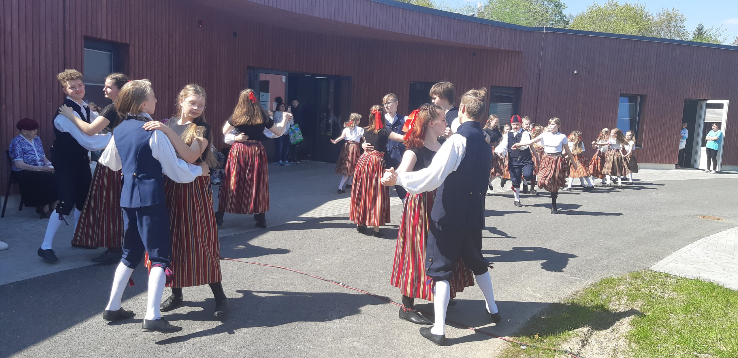 Külla tulid Põltsamaa kultuurikeskuse laste- ja noorte rühmad ning Pajusi tantsurühm Etno. Foto Raimo Metsamärt.