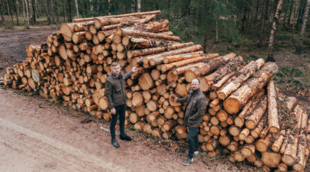 Praegu hinnatakse kõige rohkem metsakinnistuid. Vasakult Tamor Erkson ja Hannes Soosaar. Foto erakogu.