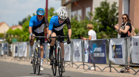 Hans (vasakul) ja Greg-Emil on jõudnud meeskonnavõistluse finišisse. Foto Eesti Paraolümpiakomitee.