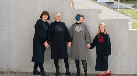 Fotolavastus „Tahan ka juba Katré kleite kanda!” Vasakult Katre, Eve, Triinu ja Katre vennatütar Brigitta. Foto Liina Laurikainen.