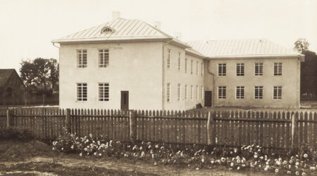 Põltsamaa vanadel fotodel: Aasta 1934. Põltsamaa on saanud ilusa uue hoone linna algkoolile.
