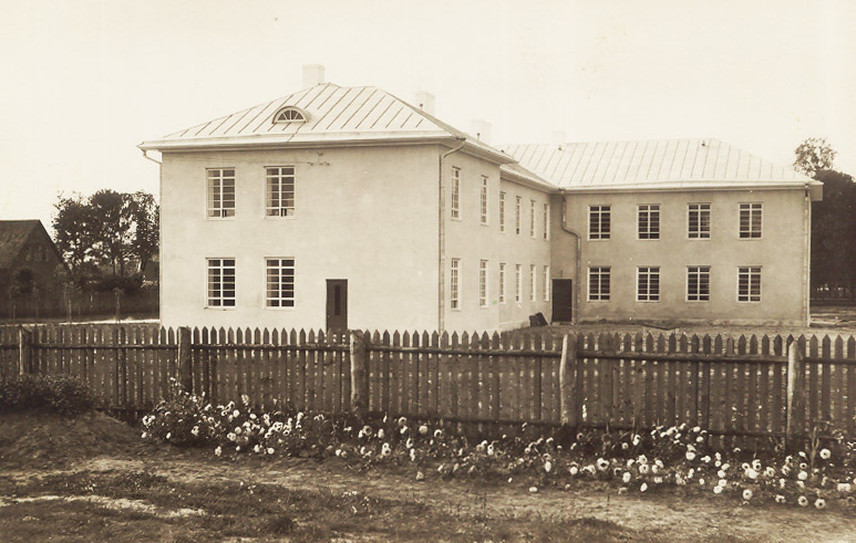 Põltsamaa vanadel fotodel: Aasta 1934. Põltsamaa on saanud ilusa uue hoone linna algkoolile.
