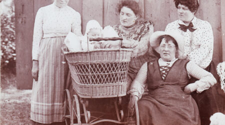 Põltsamaa vanadel fotodel: Kolm õde, beebi ja teenijanna