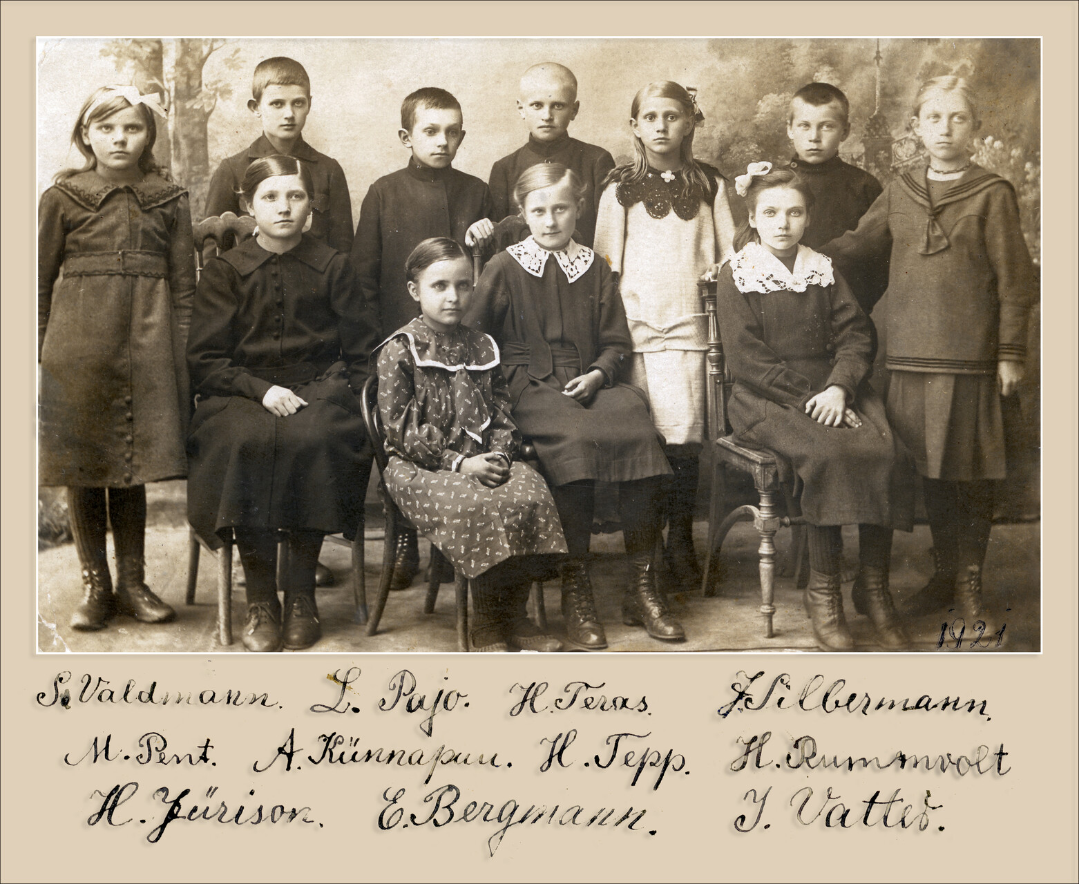 Põltsamaa vanadel fotodel: Anna Grafi erakooli õpilased 1921. aastal. Fotograaf M. Kangur. Foto erakogust.