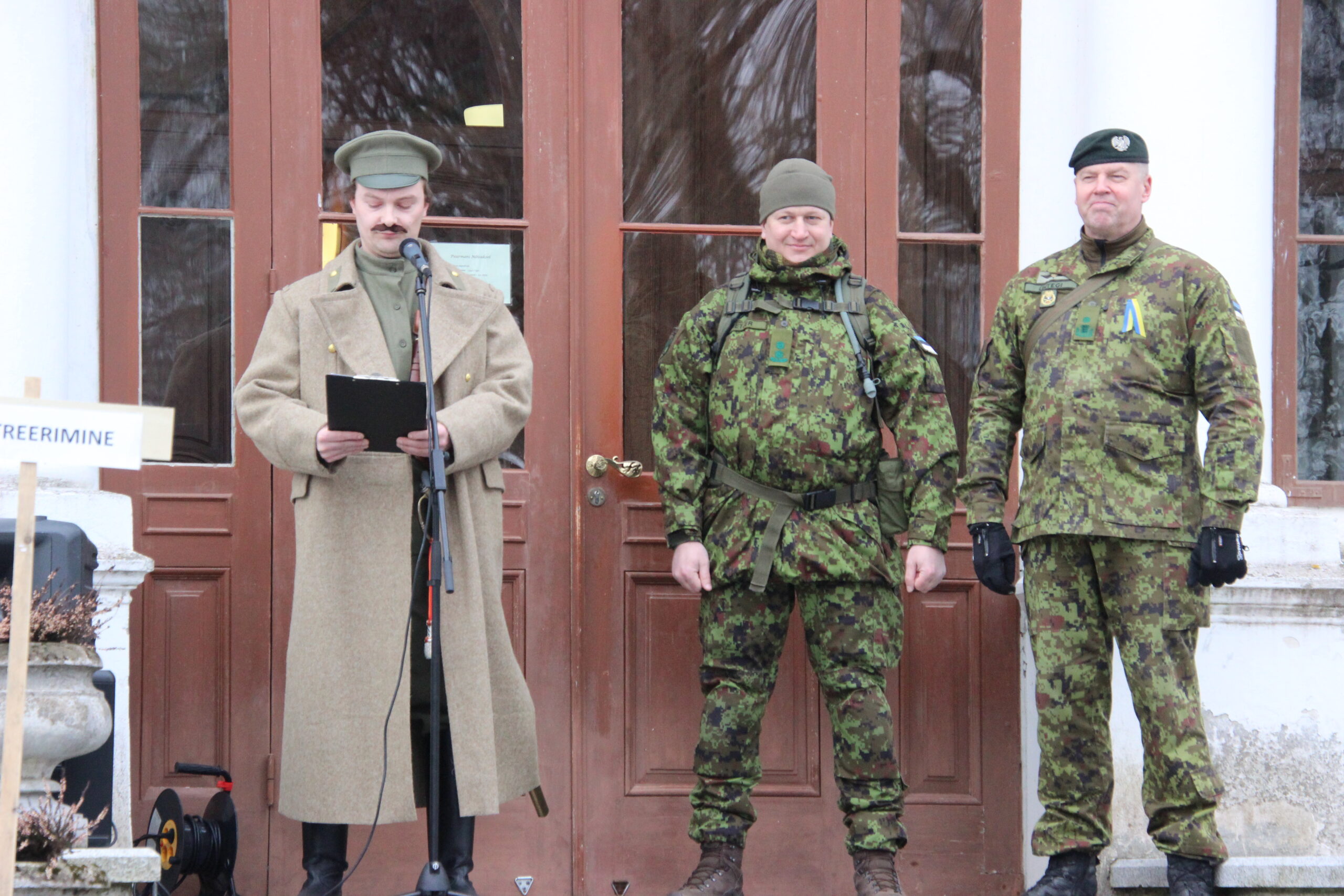 Foto eelmise aasta Kuperjanovi retkest. Osalejate seas oli ka Kaitseliidu ülem kindralmajor Riho Ühtegi (paremal). Foto Raimo Metsamärt.