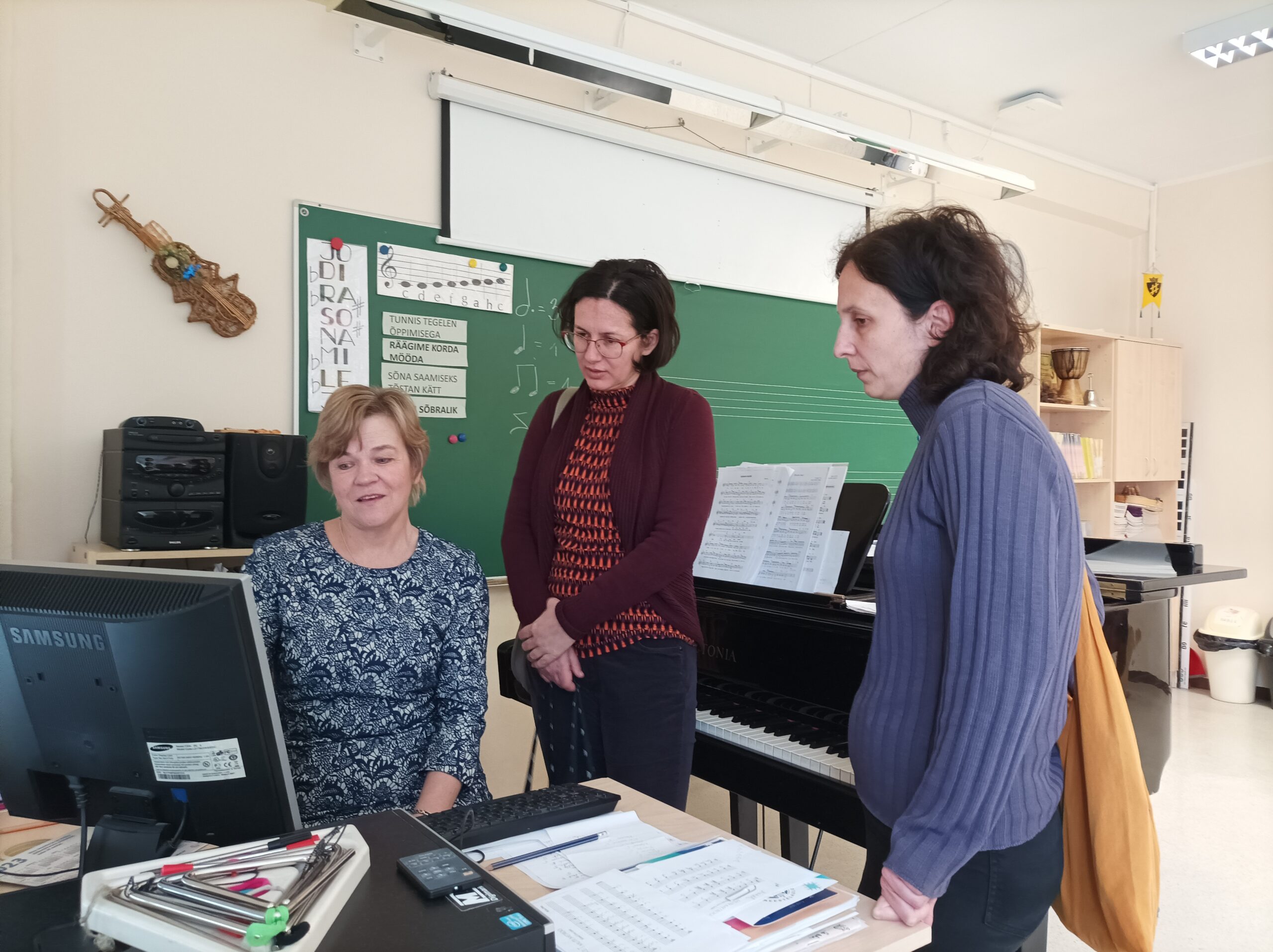Muusikaõpetaja Meeli Nõmme tutvustas külalistele Stuu- diumit – veebikeskkonda, kus toimub infovahetus kooli, õpilase ja õpetaja vahel.