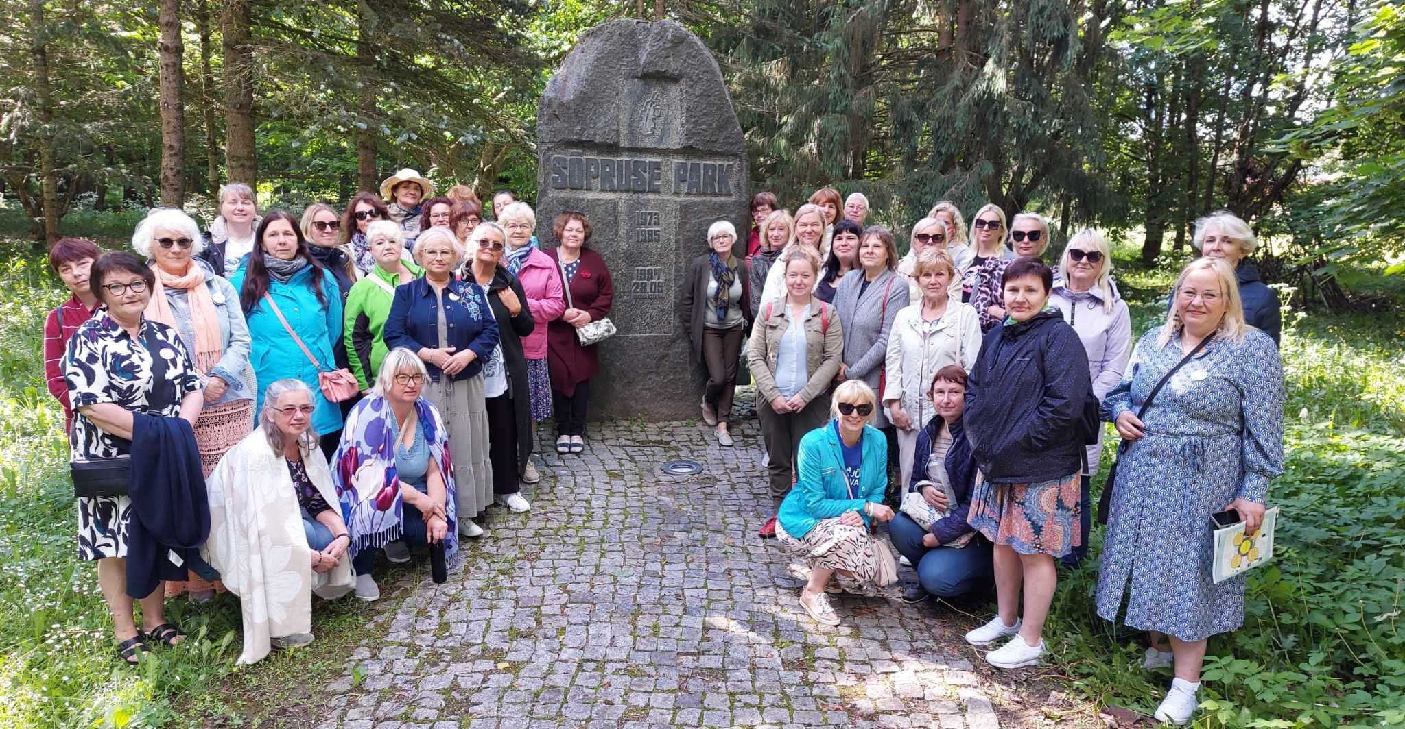 Suveseminaril osalejad Sõpruse pargis. Foto erakogu.