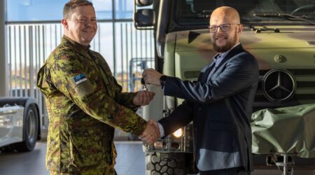 Erko Sepri (paremal) annab üle uue auto võtmed. Foto Riigi Kaitseinvesteeringute Keskus.