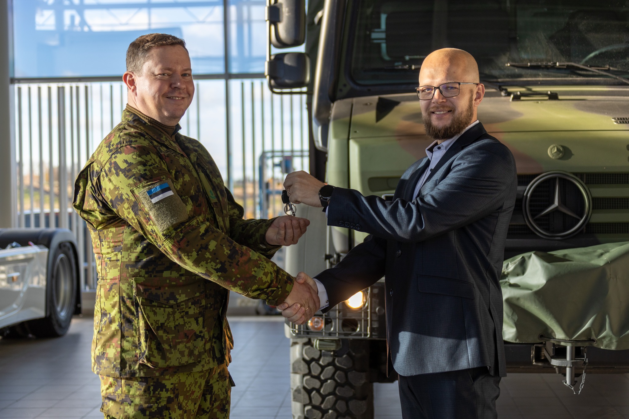 Erko Sepri (paremal) annab üle uue auto võtmed. Foto Riigi Kaitseinvesteeringute Keskus.