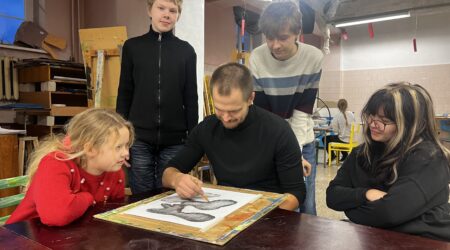 Adele, Andri, Oliver ja Triinu -Liis jälgivad hoolega õpetaja nõuandeid.