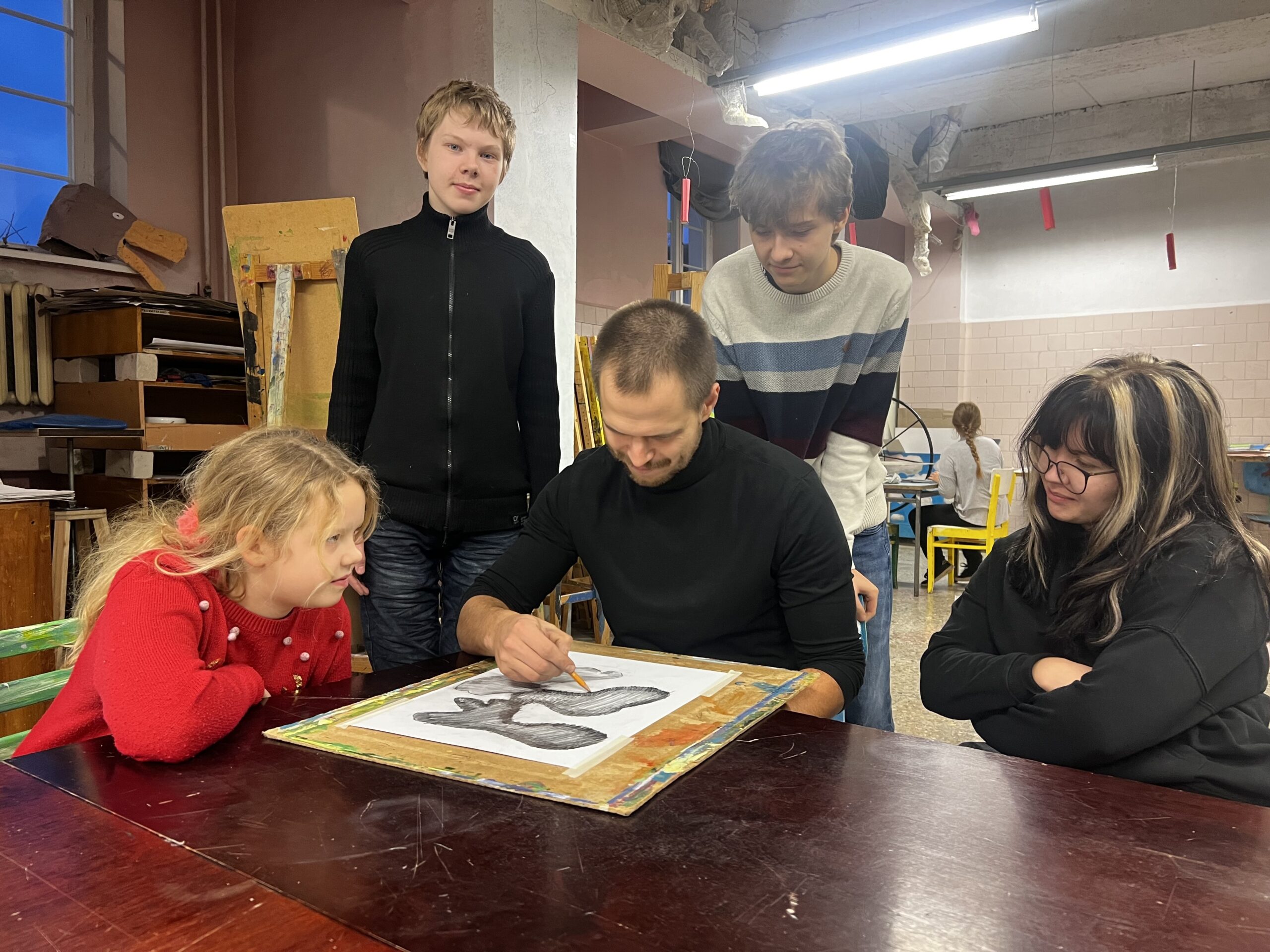 Adele, Andri, Oliver ja Triinu -Liis jälgivad hoolega õpetaja nõuandeid.