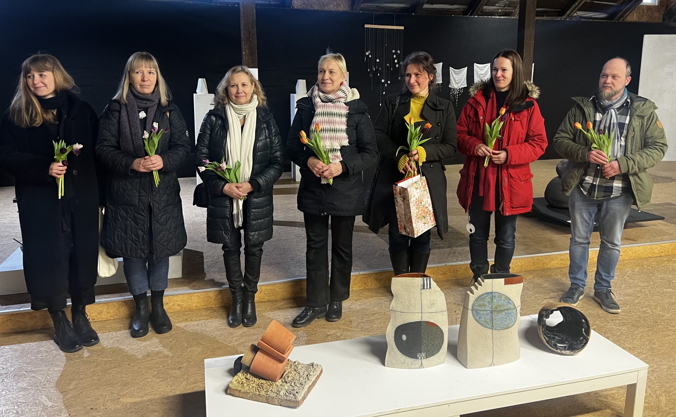 Kunstnikud vasakult Jana Zgun, Kärt Seppel, Merike Hallik, Maia Noorväli, Helena Tuudelepp, Triin Lehismets, Mart Vaarpuu. Foto Gerli Räni .