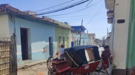 Trinidad. 18. ja 19. sajandil oli üks see suhkrukaubanduse keskusena üks jõukamaid linnu Kuubal. Kui suhkruroo kasvatus ära vajus, jäi linn inimtühjaks. See imekauni vana koloniaalaja arhitektuuriga linn sai õnneks 1988. Aastal UNESCO kultuuripärandi nimistusse ja nüüd tasapisi toibub. Pildil tüüpiline Kuuba hobutakso.