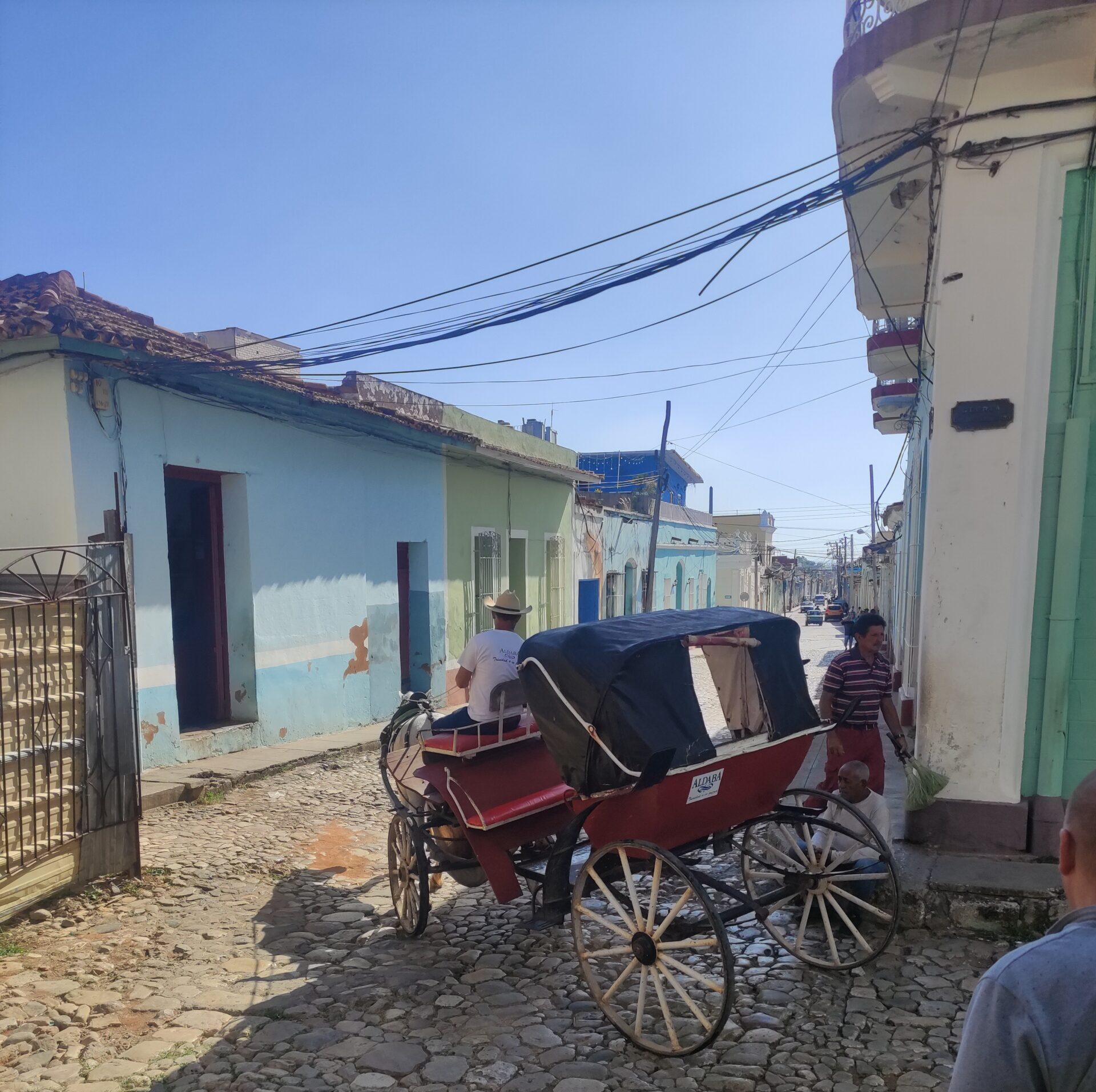 Trinidad. 18. ja 19. sajandil oli üks see suhkrukaubanduse keskusena üks jõukamaid linnu Kuubal. Kui suhkruroo kasvatus ära vajus, jäi linn inimtühjaks. See imekauni vana koloniaalaja arhitektuuriga linn sai õnneks 1988. Aastal UNESCO kultuuripärandi nimistusse ja nüüd tasapisi toibub. Pildil tüüpiline Kuuba hobutakso.
