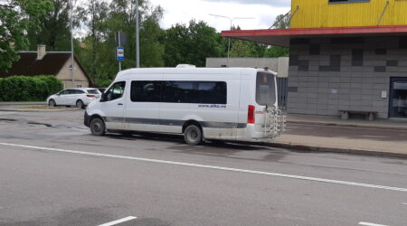 Buss peatuses. Foto on illustreeriv.