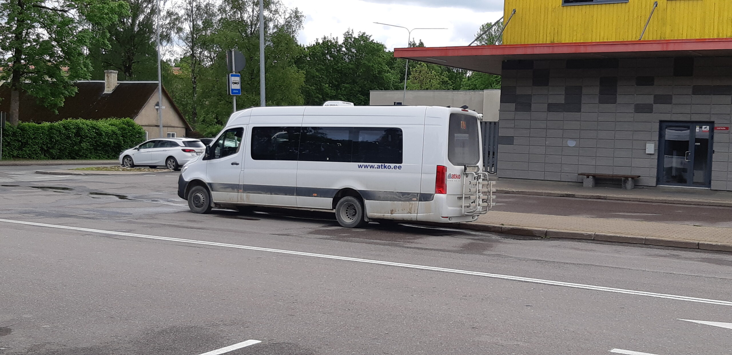 Buss peatuses. Foto on illustreeriv.