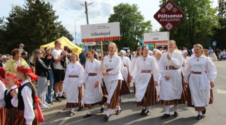 Rongkäigu lõpus said kolm valda kokku ühisel tantsuplatsil. Foto Raimo Metsamärt