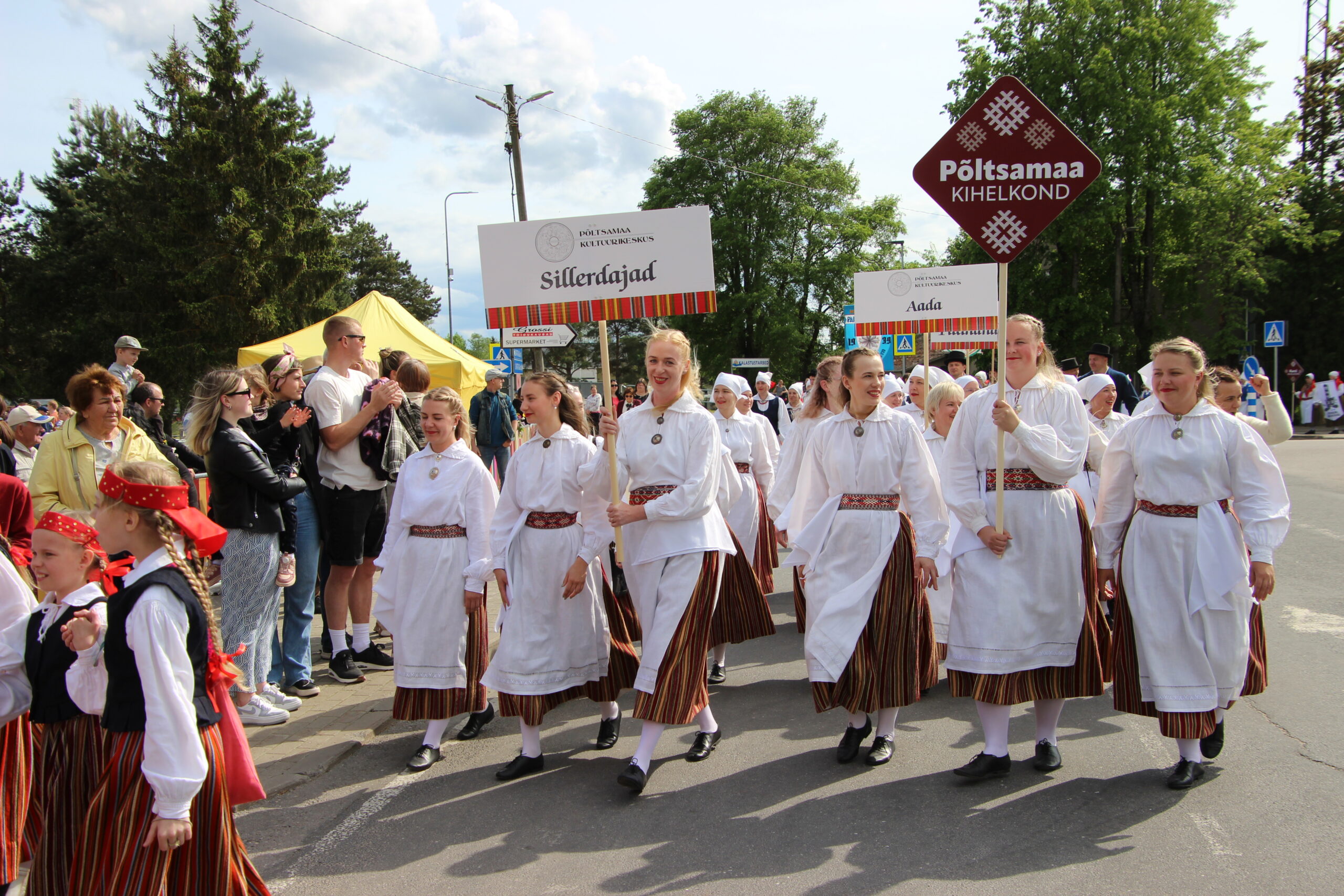 Rongkäigu lõpus said kolm valda kokku ühisel tantsuplatsil. Foto Raimo Metsamärt