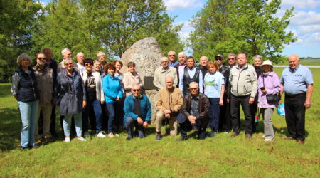 Klubi liikmed mälestuskivi juures. Foto Raimo Metsamärt