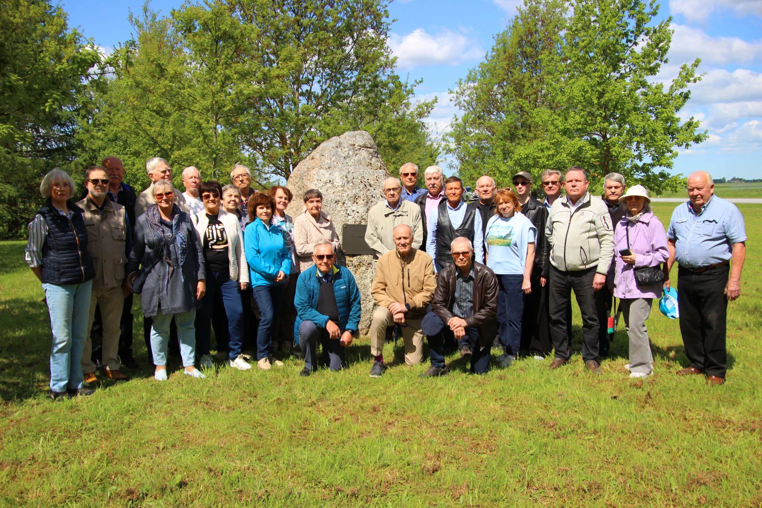 Klubi liikmed mälestuskivi juures. Foto Raimo Metsamärt