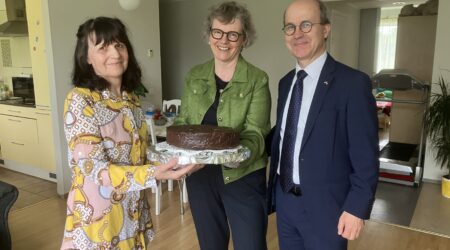 Kook, mille saadiku abikaasa üle annab, on tema enda küpsetatud Sacher-tort. See on üks kuulsamaid Viini maiusi, mis on kõikjal maailmas väga tuntud. Foto Margus Oro
