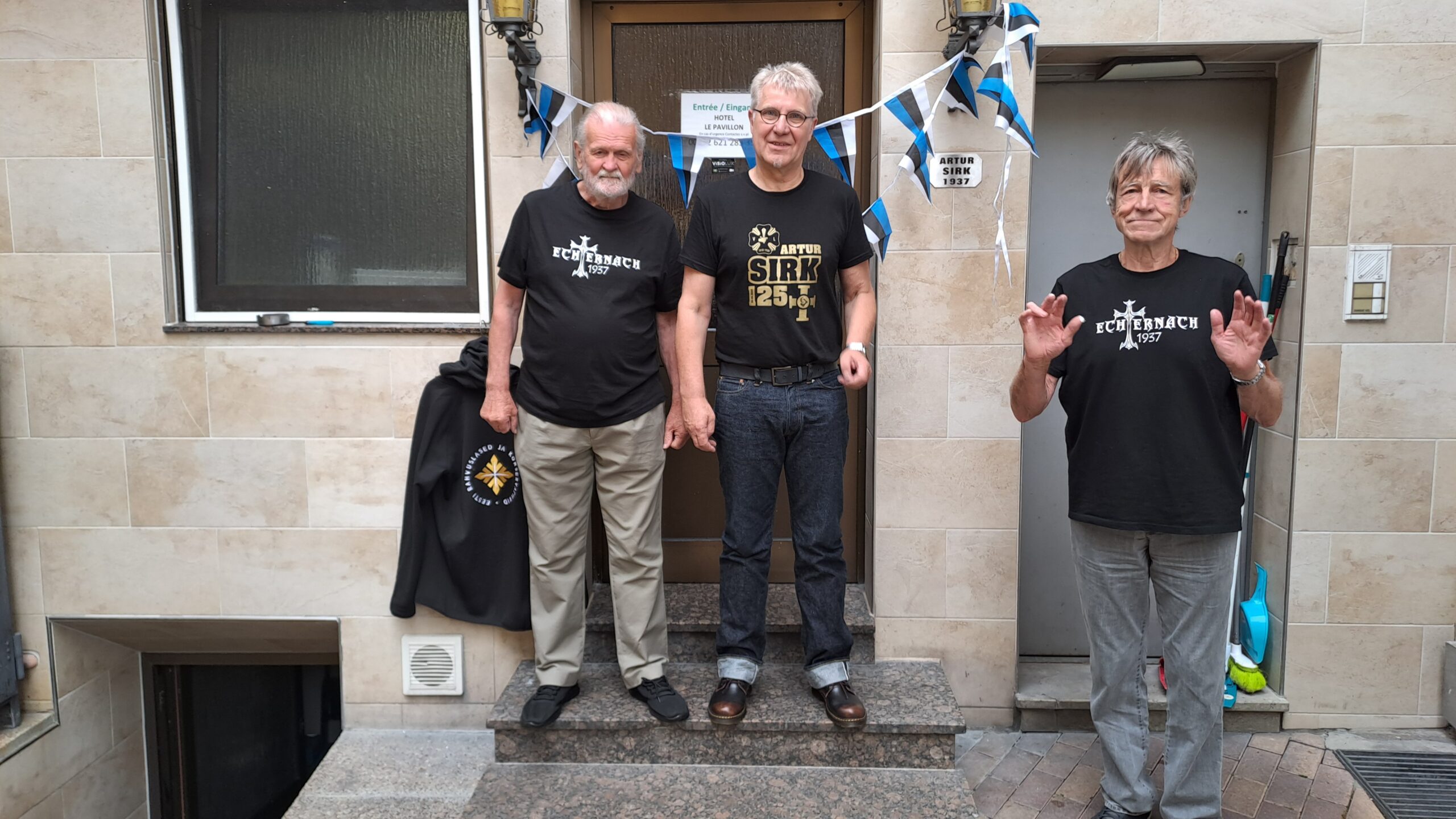 Olev Kull, Jaak Valge ja Tarmo Pikner kinnitasid seinale mälstustahvli. Foto erakogu